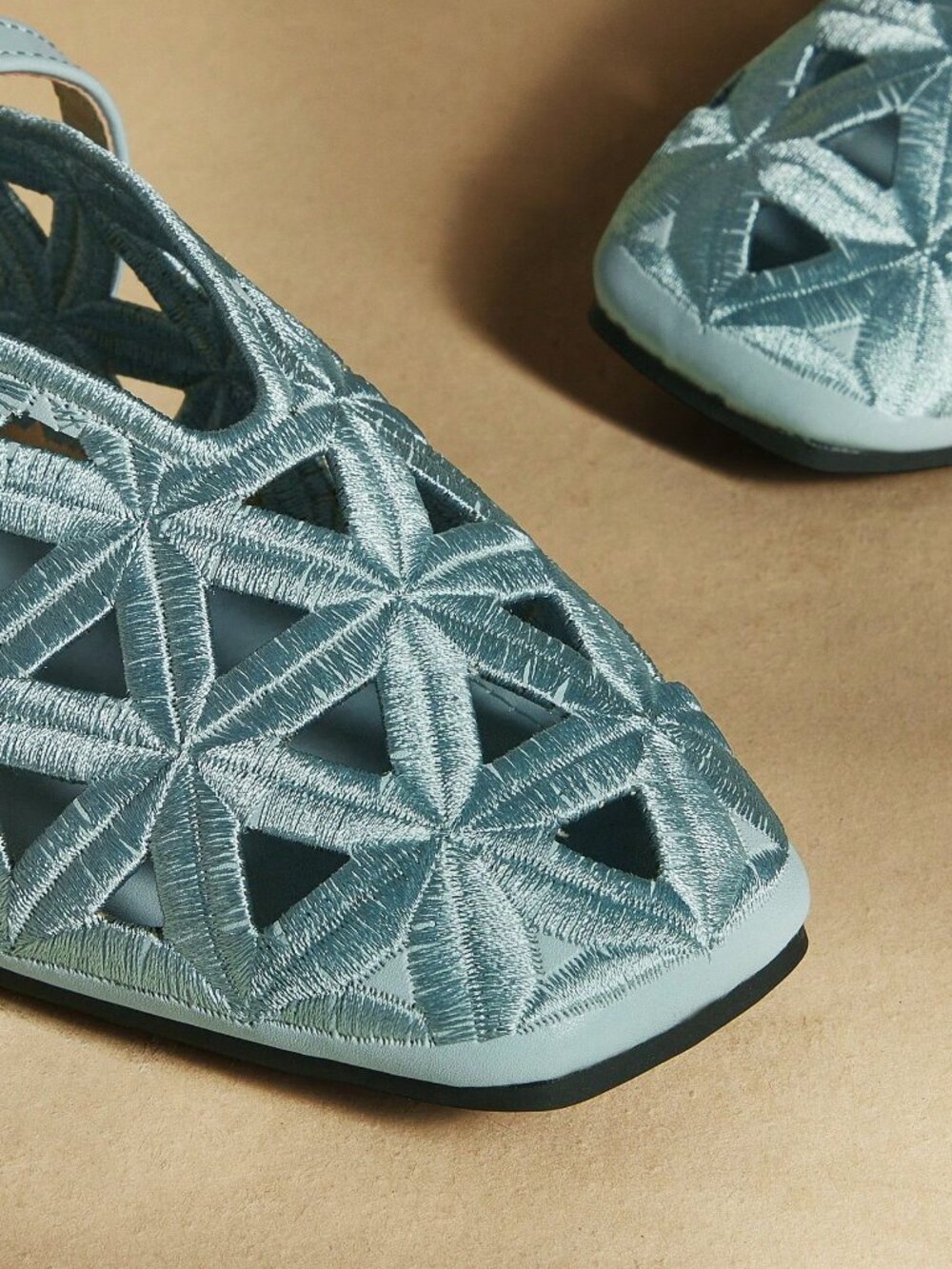 Elegant Women's Hollow-Out Flat Shoes - Picture 4 of 5